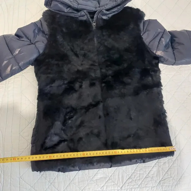 Abrigo azul marino con capucha y pelo.