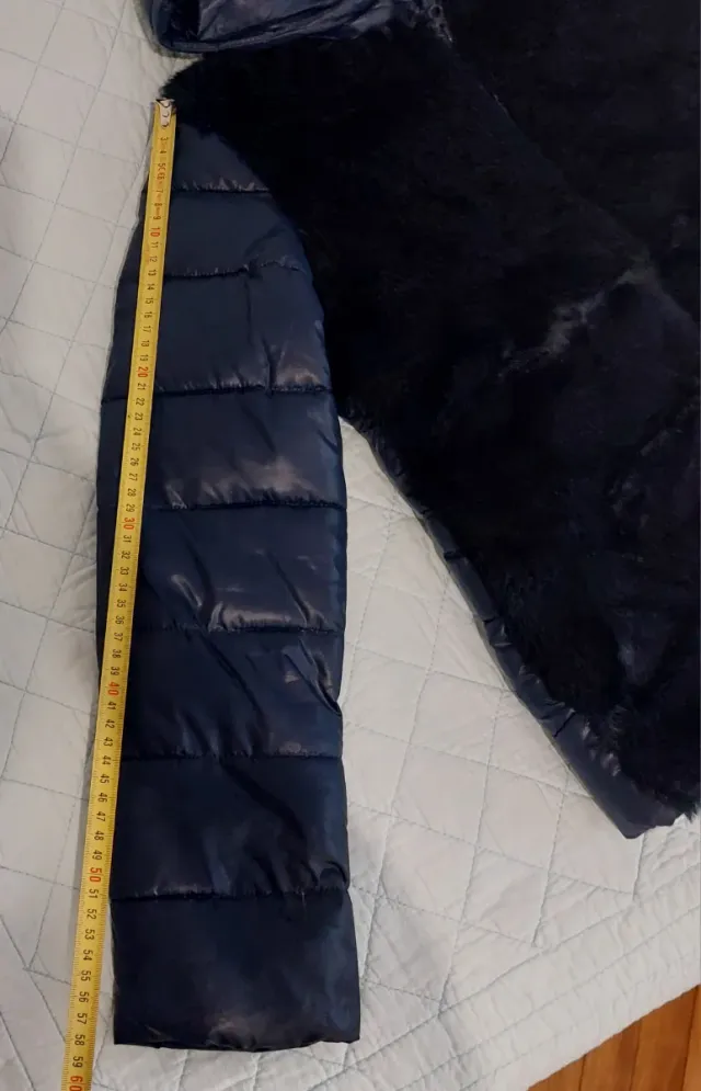 Abrigo azul marino con capucha y pelo.