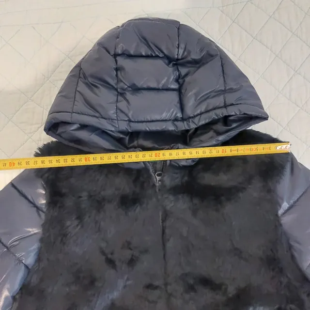 Abrigo azul marino con capucha y pelo.