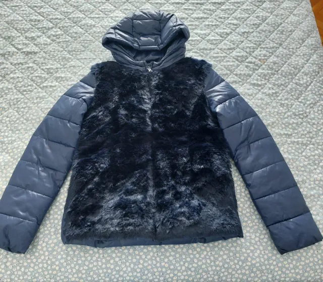 Abrigo azul marino con capucha y pelo.