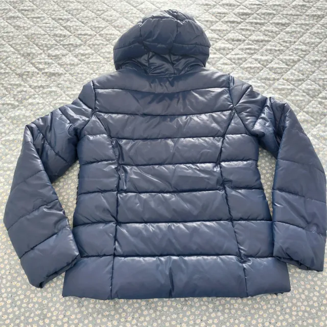 Abrigo azul marino con capucha y pelo.