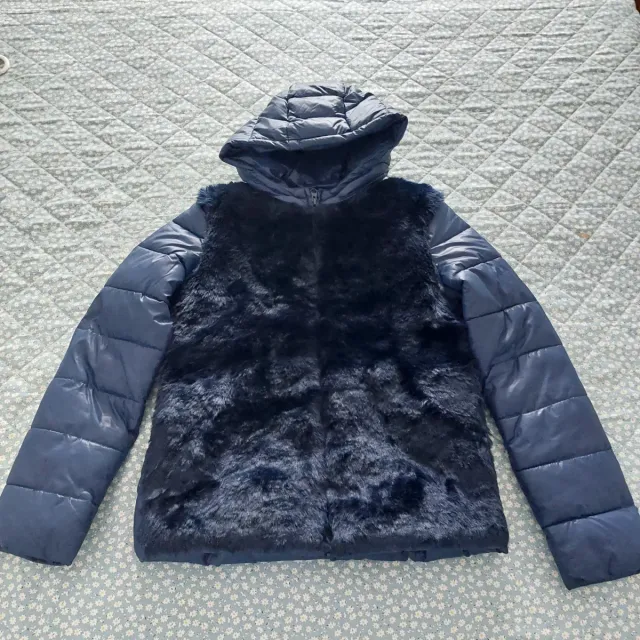 Abrigo azul marino con capucha y pelo.