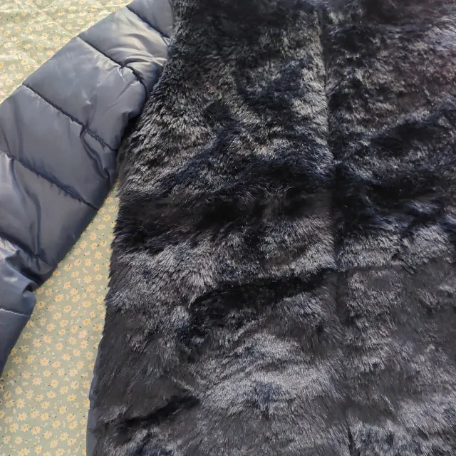 Abrigo azul marino con capucha y pelo.