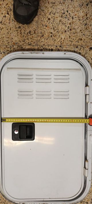 Puerta de autocaravana con junta