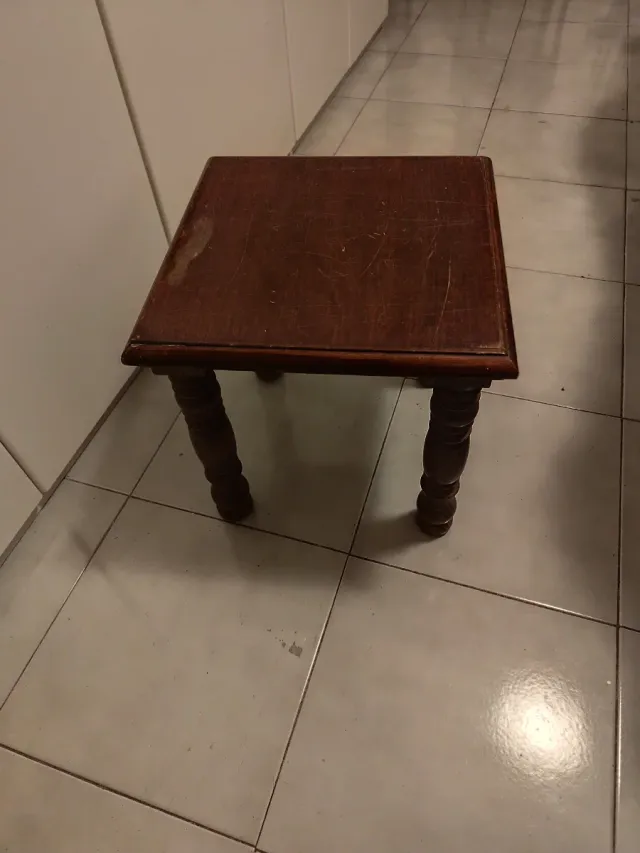 Tavolino in legno scuro