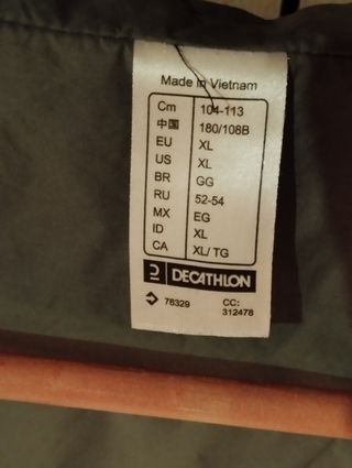 Plumífero montaña con capucha amarillo. Unisex.