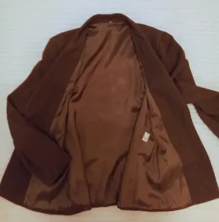 Chaqueta con costuras vistas, talla M.