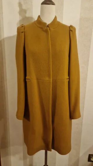 Abrigo mostaza hombros fruncidos