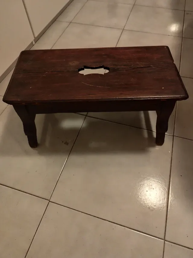 Sgabello basso in legno scuro