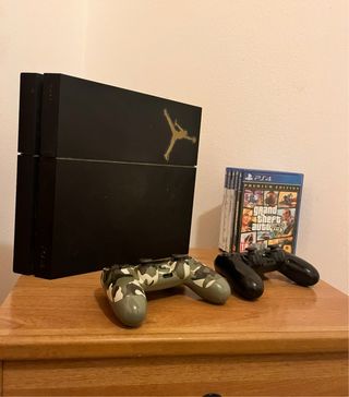 Ps4 fat 500gb con 5 giochi e 2 pad