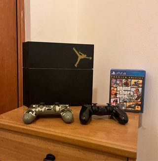 Ps4 fat 500gb con 5 giochi e 2 pad