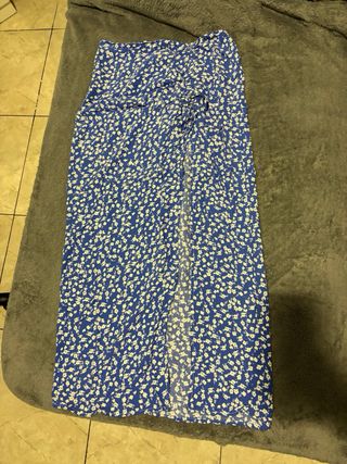 Falda larga floral azul y blanca