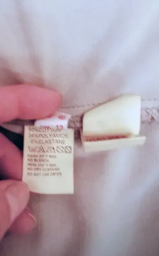 Chaqueta gris elástica con cremallera lateral.