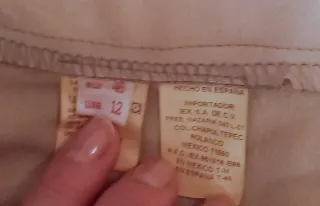 Chaqueta gris elástica con cremallera lateral.