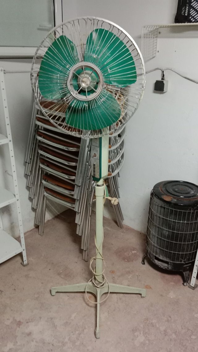 Ventilador de pie vintage verde y plateado
