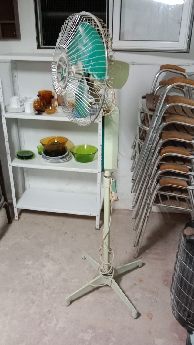 Ventilador de pie vintage verde y plateado