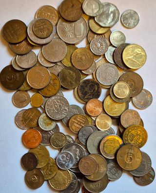 103 monete mondiali miste in buone condizioni.