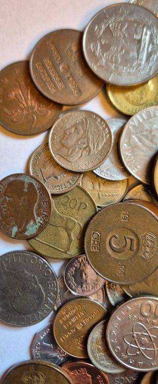 103 monete mondiali miste in buone condizioni.