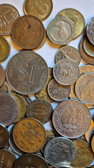 103 monete mondiali miste in buone condizioni.