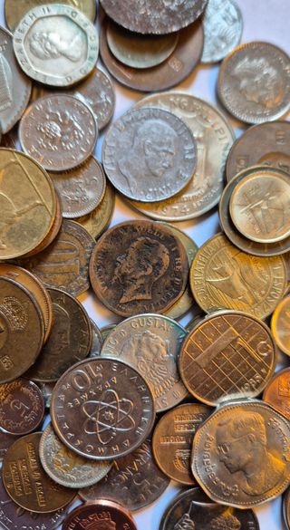 103 monete mondiali miste in buone condizioni.