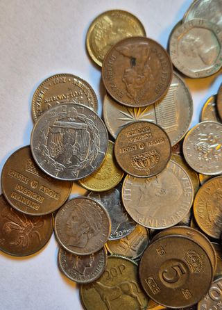 103 monete mondiali miste in buone condizioni.