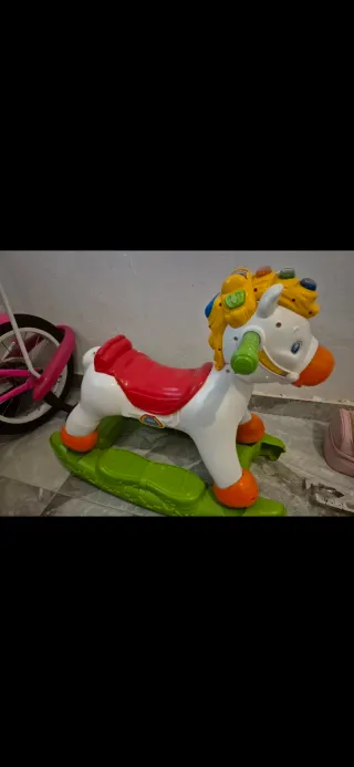 Caballo balancín y correpasillos