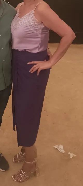 Falda morada con top lencero