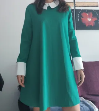 Vestido verde con cuello y puños blancos