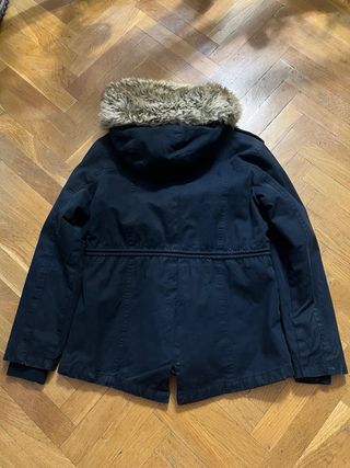 Parka azul con capucha y pelo