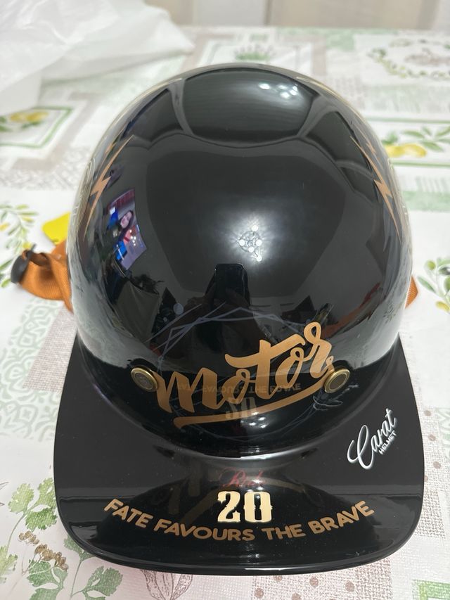 Casco de moto negro con diseño