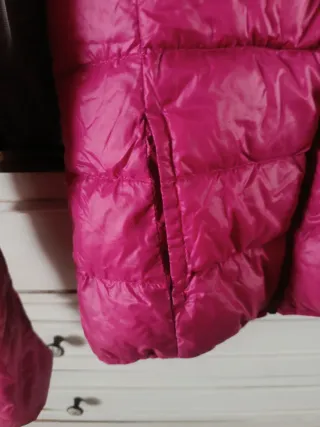 Plumas ligero fucsia con capucha