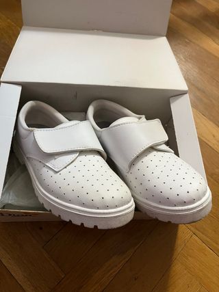 Zapatos de trabajo blancos cerrados