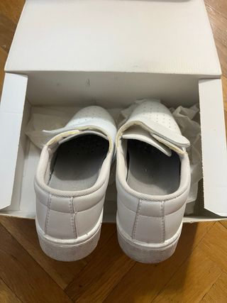 Zapatos de trabajo blancos cerrados