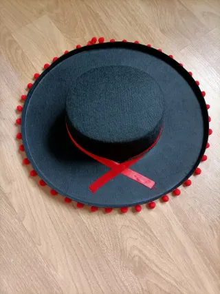 Sombrero negro con adornos rojos