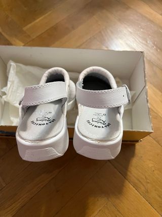 Zuecos blancos para trabajo