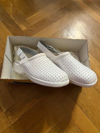Zuecos blancos para trabajo