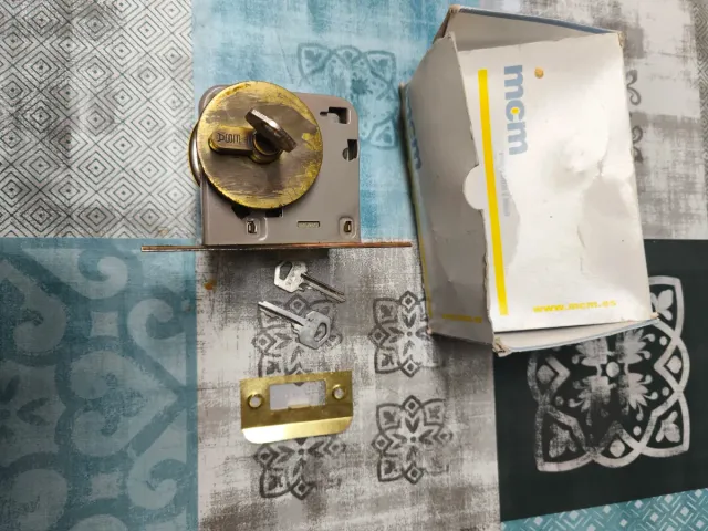 Cerradura de puerta con 3 llaves