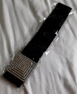 Cinto elástico preto com strass