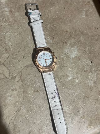 Reloj de pulsera dorado y blanco 
escucho ofertas