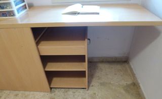 Escritorio juvenil con estantería