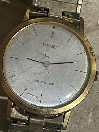 Reloj Tissot Stylist Dorado y Plateado
escucho oof
