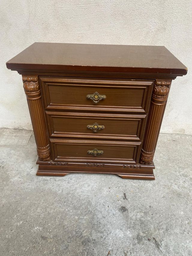 Comodino in legno scuro con 3 cassetti