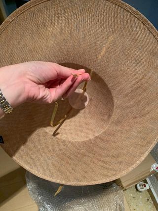 Pamela de fiesta marrón y dorada