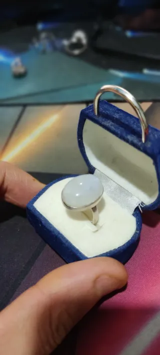 Anillo de plata con piedra blanca