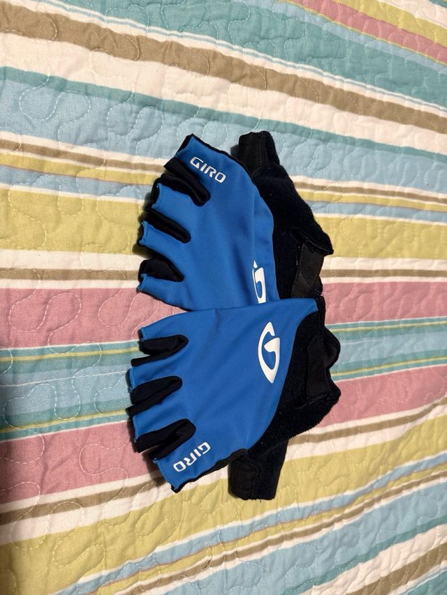 Guantes de ciclismo Gore Wear y Giro.