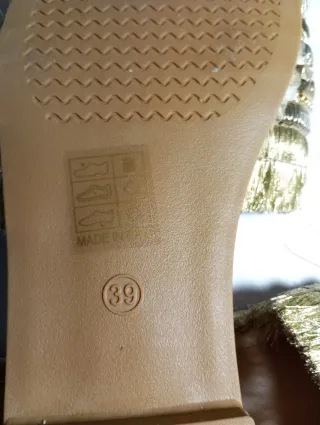 Sandalias doradas BUONARROTI