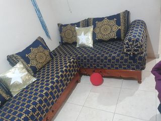 Sofá modular azul y dorado