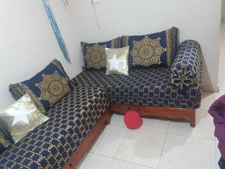 Sofá modular azul y dorado