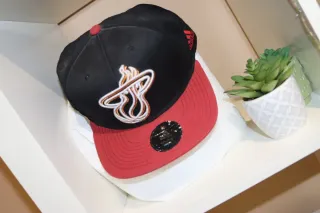 Gorra Adidas Negra y Roja