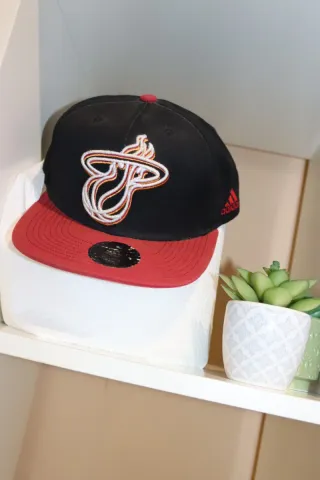 Gorra Adidas Negra y Roja